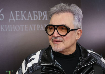 Mash: Дибров уехал из России после видео с расстегнутой ширинкой