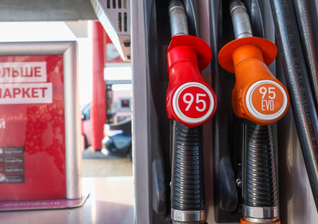 В Екатеринбурге две легковушки столкнулись на выезде с АЗС