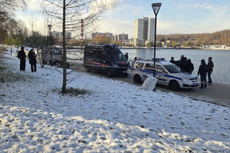 Cотрудники правоохранительных органов на месте происшествия в Гольяновском пруду