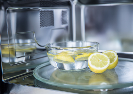 Забудьте о сложной уборке: один стакан воды вернет микроволновке идеальную чистоту