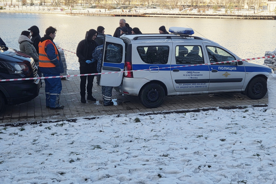 Cотрудники правоохранительных органов на месте происшествия в Гольяновском пруду