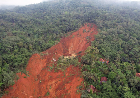 Оползень в Индонезии унес жизни как минимум 11 человек