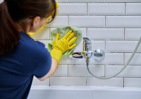 Секрет чистой ванной: как избавиться от плесени в плиточных швах без химии