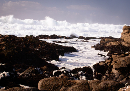 Шестиметровая волна утащила ребенка в океан на глазах у родителей