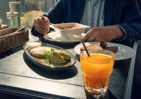 Работодатель обязан в некоторых случаях оплачивать обед своим сотрудникам