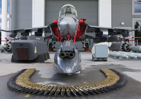 Россия впервые показала иностранцам обновленный самолет Як-130М