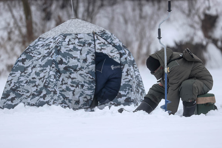 Экипировка для зимней рыбалки: как выбрать термобелье, костюм и палатку