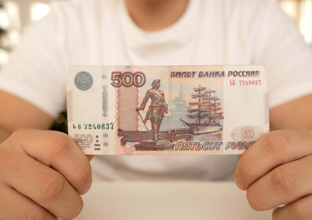 Психолог объяснила, стоит ли платить ребенку за хорошие оценки в школе