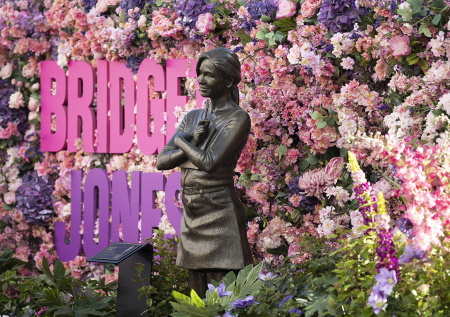 На Лестер-сквер в Лондоне установили статую Бриджит Джонс