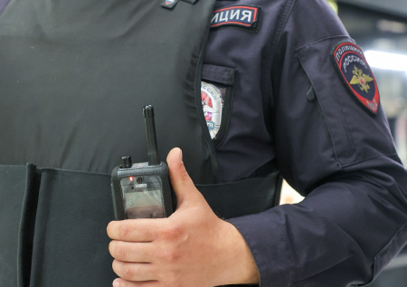 Мужчина с ножом вынес полную корзину продуктов из магазина и попал на видео