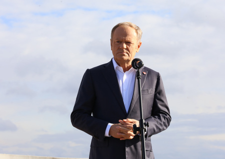 Туск приехал на место подрыва ж/д путей в Польше