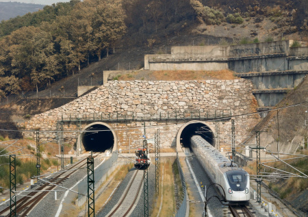 В Испании решили вступить в гонку поездов с Китаем