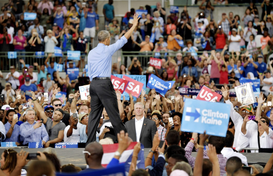 Барак Обама выступает на предвыборном мероприятии в 2016 году