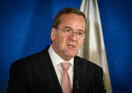 В России объяснили странное заявление главы МО Германии о войне