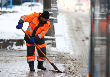 «Ненужные трагедии»: в Рособрнадзоре призвали не пугать детей дворниками