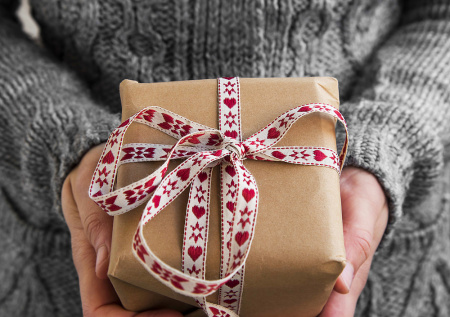 Не нужен подарок? Как передарить, зачем это делать и как поступают в мире