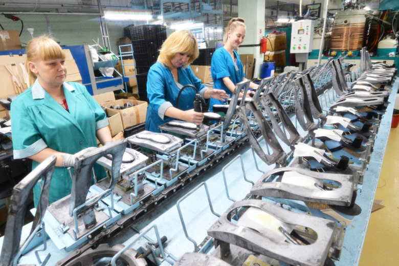 Сотрудницы обувной фабрики