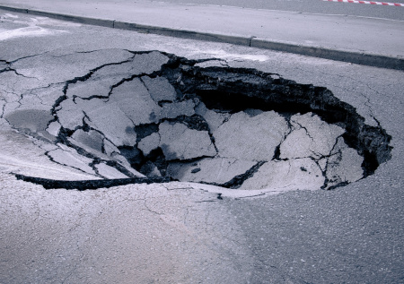 В Петербурге возбудили уголовное дело из-за провала асфальта
