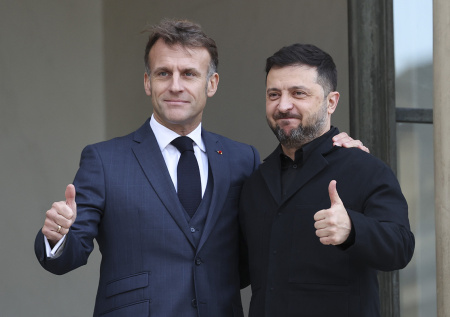 «Позор!»: во Франции осудили Макрона за торжественный прием для Зеленского