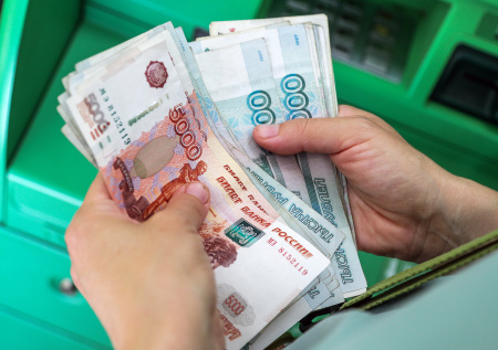 Стало известно о рекордной разнице между пенсиями работающих и незанятых