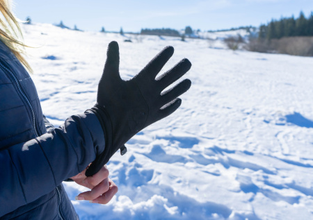 Врач предупредила о серьезных последствиях хождения без перчаток зимой