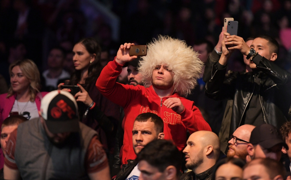 Болельщики во время боя Ислама Махачева в 2015 году