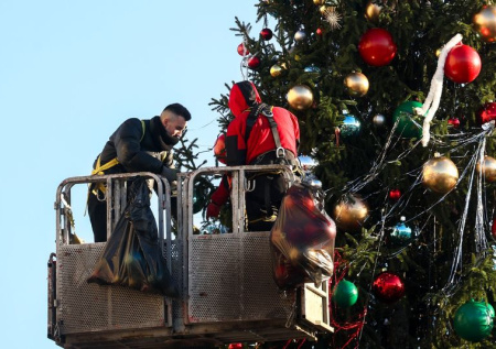 В Кемерово приступили к монтажу новогодней елки