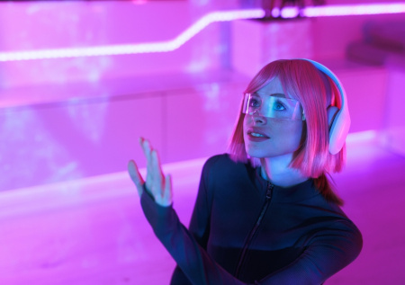 Продюсер объяснила, зачем производят ИИ-артистов