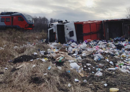 Поезд врезался в мусоровоз в Челябинской области