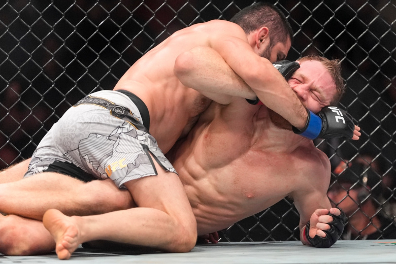 США. Нью-Йорк. Российский боец смешанного стиля Ислам Махачев и австралиец Джека Делла Маддалена (слева направо) во время поединка за титул чемпиона мира Абсолютного бойцовского чемпионата (UFC) в полусреднем весе на турнире UFC 322