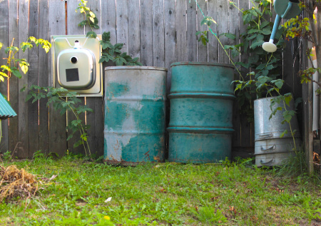 Защита дачной бочки на десятилетия: простой секрет с цементом, о котором молчат в магазинах