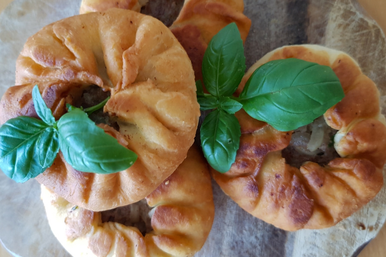 Беляши на сковороде с сулугуни и мясом