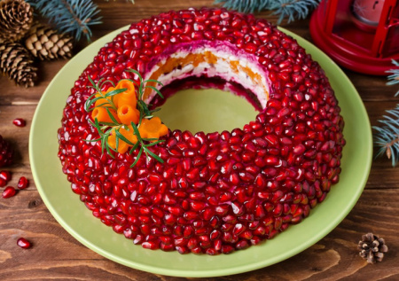 Про оливье и «Мимозу» никто и не вспомнит. Салат «Грантовый браслет» — красивая форма и 7 минут на сборку