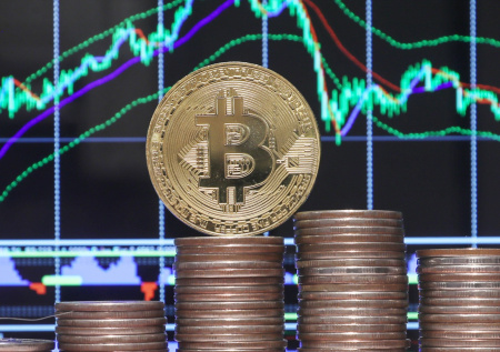 Биткоин рухнул до рекордных значений