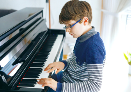 Родителям объяснили, обязательно ли записывать детей во множество секций