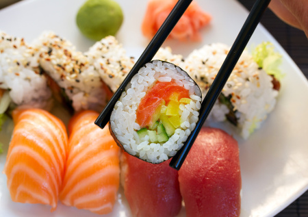 Врач назвал опасный вирус, которым можно заразиться из-за суши