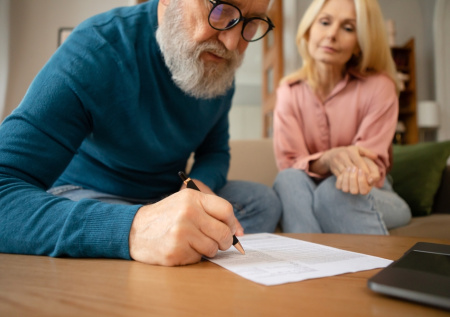 Квартира продана — бабушка осталась: как покупать жилье у пенсионеров