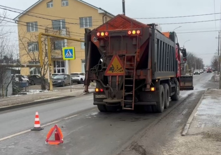 Водитель снегоуборочной машины едва не раздавил пенсионерку