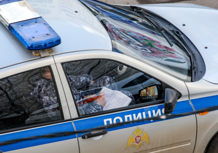 Молодая россиянка на ходу выпала из машины около ночного клуба