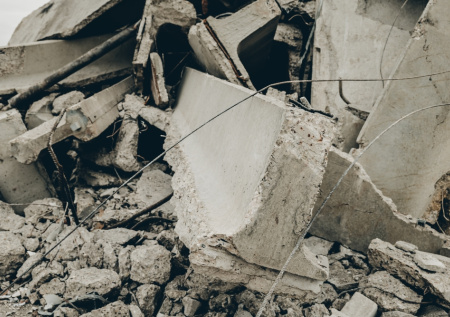 Часть ангара обрушилась на два автомобиля в Москве