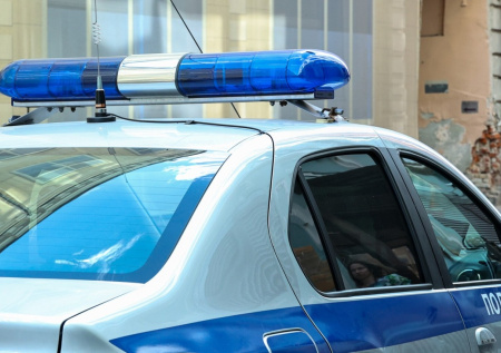 Патрульный автомобиль заблокировал движение в Чертаново