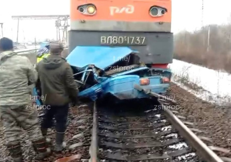 ВАЗ смяло в лепешку после столкновения с поездом