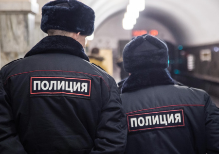 Поезда в метро встали из-за пассажира на рельсах