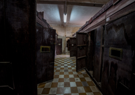 Похищенная мошенниками женщина умерла после наказания в тысячу приседаний