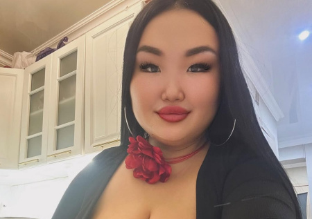 Известная «бровастая» блогерша выпрыгнула из окна