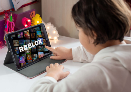 Roblox введет проверку возраста по фото для всех пользователей