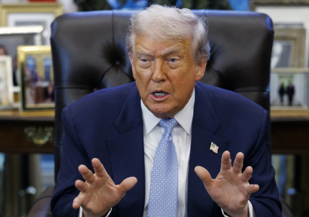 «Тихо, свинка»: Трамп сорвался из-за вопроса об Эпштейне и попал на видео