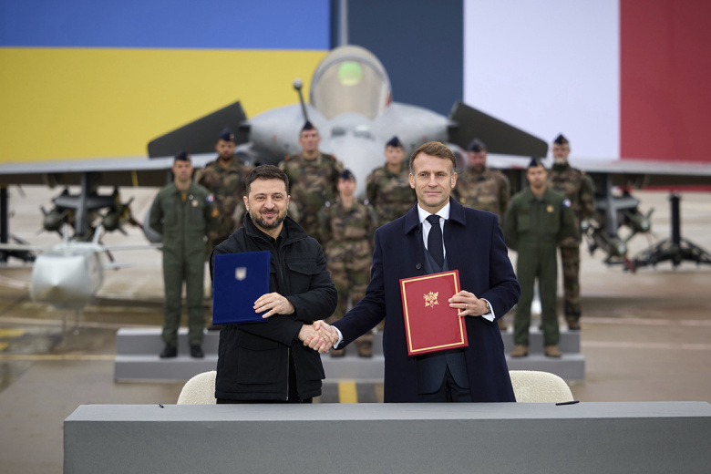 Владимир Зеленский и Эммануэль Макрон после подписания соглашений на авиабазе Велизи-Вилакубле