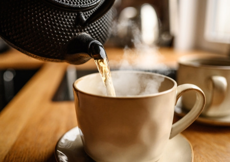 Превращаю яблоки в розы и готовлю чай — этот напиток способен удивлять и видом, и вкусом