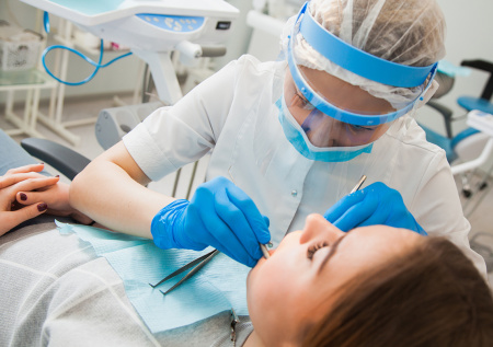 «Пломба-путешественница» довела россиянку до больничной койки